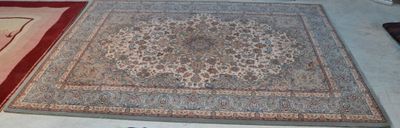 les deux tapis qui se trouvent sur le sol dans la pièce