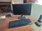 une photo d'un bureau d'ordinateur avec un clavier et un écran