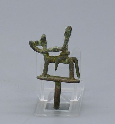 statue représentant un homme et une femme assis sur un banc
