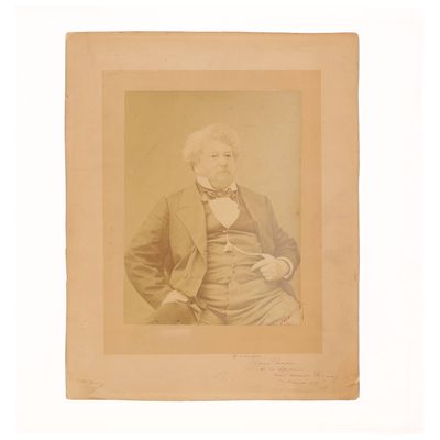 une vieille photo d'un homme en costume-cravate posant pour une photo