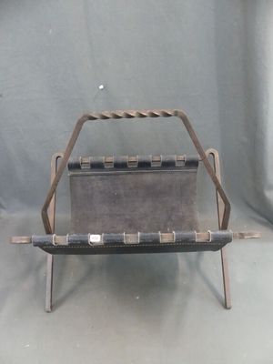 une chaise en métal posée sur une table
