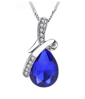 un pendentif bleu en forme de larme, orné de diamants, monté sur une chaîne