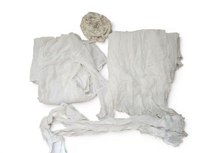 un tas de tissu blanc posé sur une surface blanche