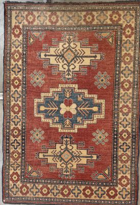 un tapis rouge et bleu orné d'un motif géométrique