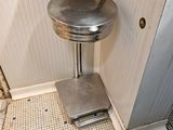 une salle de bain avec un lavabo et un miroir
