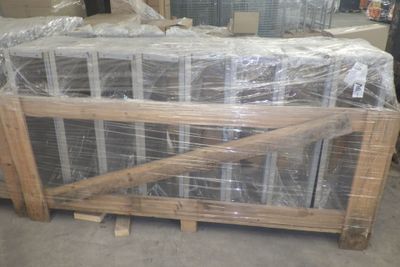 beaucoup de cartons et de palettes par terre dans l'entrepôt