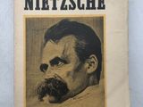 un vieux livre sur lequel figure la photo d'un homme moustachu