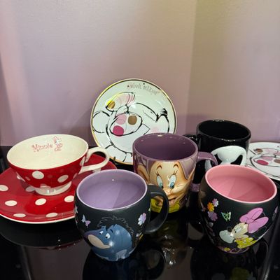 Lot de 8 articles Disney : Mugs et assiettes petit-déjeuner,…