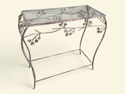 une table en verre avec un cadre en métal et un plateau en verre