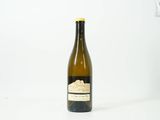 une bouteille de vin posée sur une table