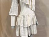 une photo d'un mannequin vêtu d'une robe blanche