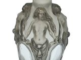 un vase en argent orné d'une statue, sur fond blanc