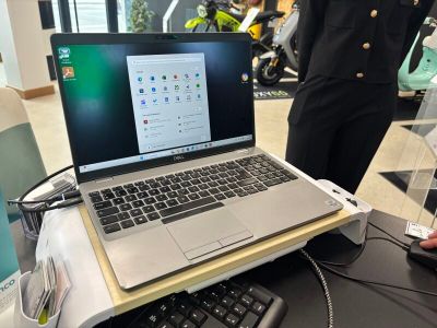 un ordinateur portable posé sur une table