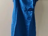 une photo d'une robe bleue suspendue à un cintre accroché au mur