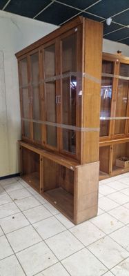 une grande vitrine au milieu d'une pièce