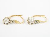 une paire de boucles d'oreilles en or et diamants sur fond blanc