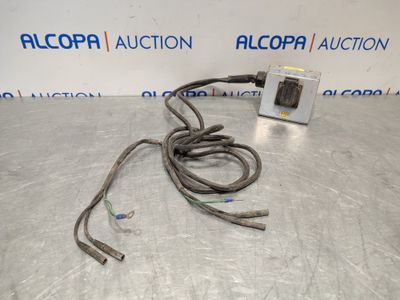une photo d'un appareil électrique posé sur une table, devant un panneau indiquant « alcopa auction »