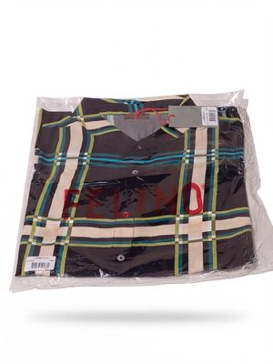 une chemise noire à carreaux verts et jaunes