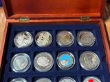 une boîte en bois contenant six pièces différentes