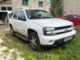 un SUV blanc garé devant une maison