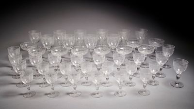 un grand nombre de verres à vin vides posés sur une table