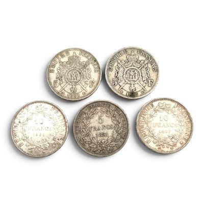 six pièces de monnaie britanniques différentes sont disposées en ligne sur une surface blanche