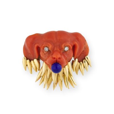 une image montrant un gros plan de la tête d'un chien ornée de pointes