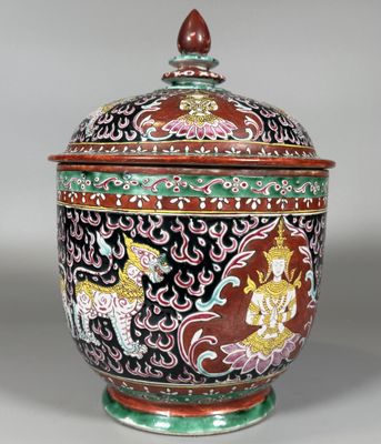 un grand vase muni d'un couvercle sur lequel est représentée une femme
