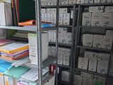 une pièce avec beaucoup de boîtes et de cartons sur les étagères