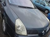 une photo d'une voiture garée sur un parking