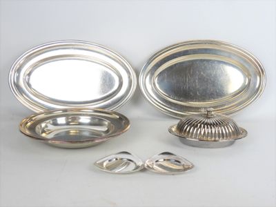 deux assiettes et cuillères plaquées argent sur un fond blanc