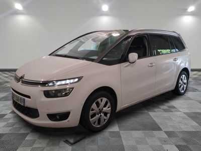 la citrole blanche est garee sur un carrelage en damier