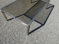 Table basse piètement métallique et plateau de verre fumé. (photo 2)
