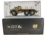 vitrine contenant une maquette de camion militaire