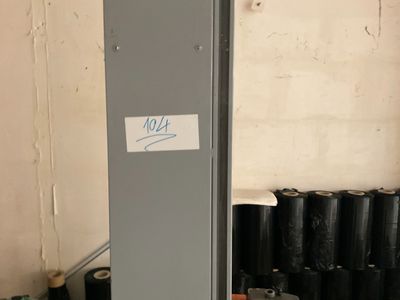 un réfrigérateur sur lequel est collé un autocollant sur le côté