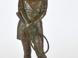 statue en bronze représentant une femme tenant une raquette de tennis et une balle de tennis