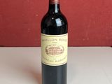 une bouteille de vin posée sur un comptoir à côté de deux bouteilles de vin