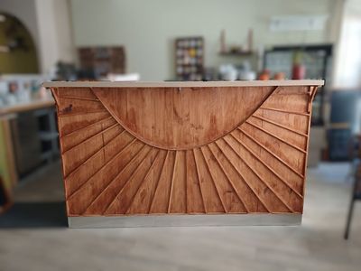 une boîte en bois ornée d'un motif représentant un soleil