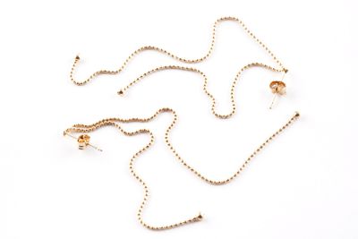 Collier plaqué or avec une chaîne et un fermoir, sur fond blanc