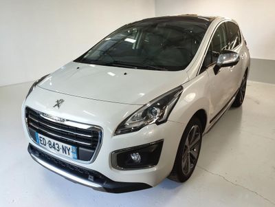la petite voiture blanche est garée dans une pièce blanche