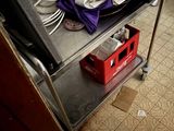 une photo d'une chambre d'hôpital avec un lit et une télévision