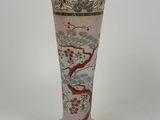 un vase en verre orné d'un motif posé sur une table