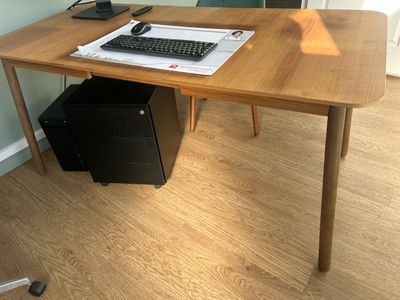 un bureau d'ordinateur sur lequel se trouvent un clavier et une souris