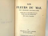 un livre ouvert posé sur une table, avec une étiquette de prix dessus