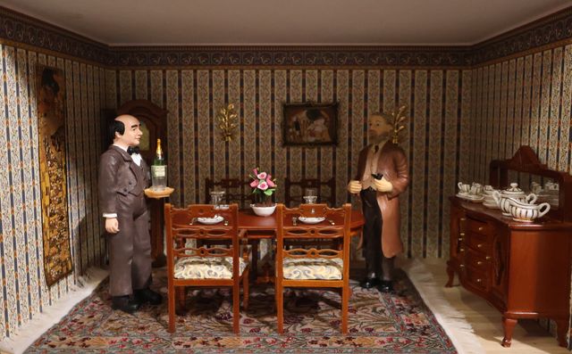 Diorama. Composition miniature, dans une vitrine en bois, vitre e...