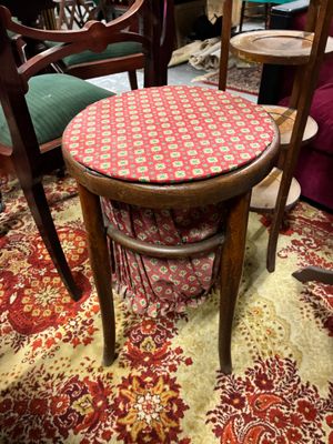 plusieurs chaises et une table dans une pièce dont le sol est recouvert d'un tapis