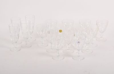 un lot de six verres à vin transparents à bord doré