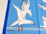 trois mouettes qui volent dans le ciel