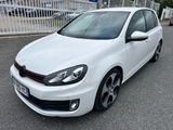 la voiture blanche est garée sur le côté de la route