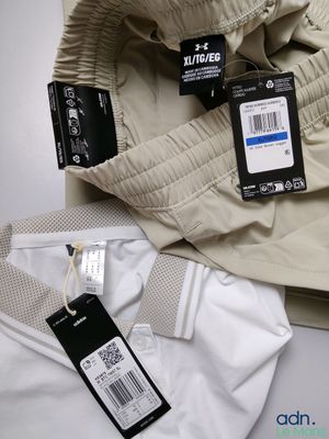 Deux chemises pour homme et une chemise pour femme sont posées sur une table.